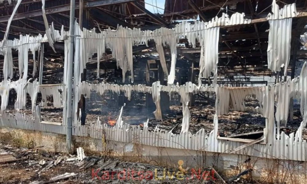 Τυλίχτηκε στις φλόγες καπναποθήκη στην Καρδίτσα